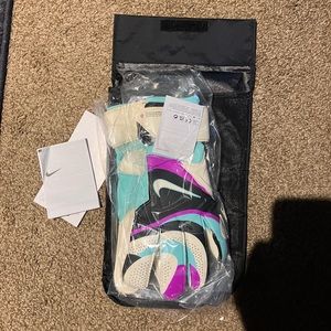 NIKE GK GRIP 3 SIZE 9 BRAND NEW WITH TAGS!